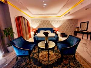 拉斯海瑪的住宿－紅樹林酒店，一间带桌子和蓝色椅子的用餐室