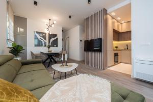 TV a/nebo společenská místnost v ubytování Green Sky Luxury Penthouse Apartment