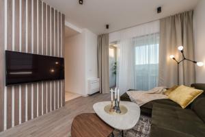 TV a/nebo společenská místnost v ubytování Green Sky Luxury Penthouse Apartment