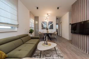 TV a/nebo společenská místnost v ubytování Green Sky Luxury Penthouse Apartment