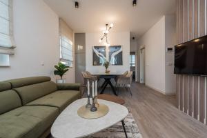 TV a/nebo společenská místnost v ubytování Green Sky Luxury Penthouse Apartment