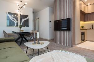 TV a/nebo společenská místnost v ubytování Green Sky Luxury Penthouse Apartment