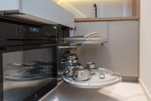 Kuchyň nebo kuchyňský kout v ubytování Green Sky Luxury Penthouse Apartment