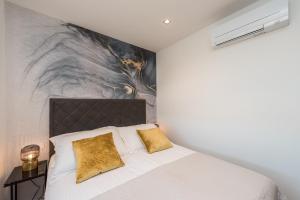 Postel nebo postele na pokoji v ubytování Green Sky Luxury Penthouse Apartment