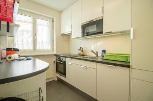 Kuchyň nebo kuchyňský kout v ubytování Viktoria B43 by Arosa Holiday + 11 fotografií