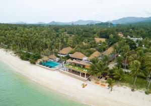 eine Luftaufnahme eines Resorts am Strand in der Unterkunft Mimosa Resort & Spa in Mae Nam