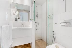 Uma casa de banho em Kronos on the Beach suite 1