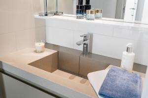 Uma casa de banho em Kronos on the Beach suite 1