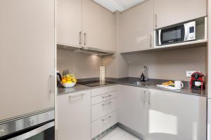 A cozinha ou kitchenette de Kronos on the Beach suite 1