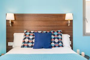 Uma cama ou camas num quarto em Kronos on the Beach suite 1