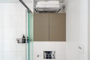 Uma casa de banho em Kronos on the Beach suite 1