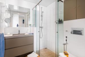 Uma casa de banho em Kronos on the Beach suite 1