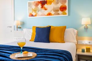 Uma cama ou camas num quarto em Kronos on the Beach suite 1
