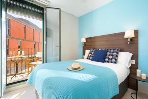 Uma cama ou camas num quarto em Kronos on the Beach suite 1