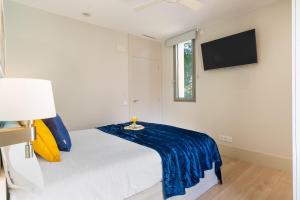 Uma cama ou camas num quarto em Kronos on the Beach suite 1