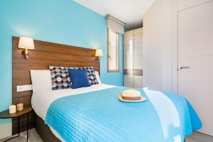 Uma cama ou camas num quarto em Kronos on the Beach suite 1