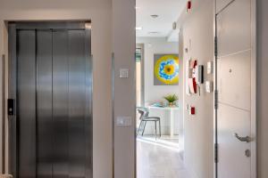 um corredor com uma porta que leva a uma sala de jantar em Kronos on the Beach suite 1 em Barcelona