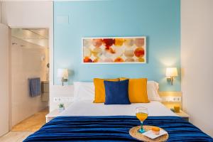 Uma cama ou camas num quarto em Kronos on the Beach suite 1