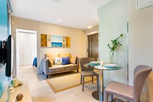 Uma área de estar em Kronos on the Beach suite 1