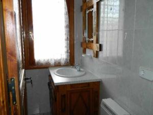 un baño con lavabo y espejo en Casa Rural Mantxoalorra, en Ochagavía 14 fotos más