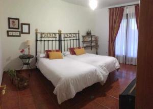 トレカバジェロスにあるCasa san medelのベッドルーム(白い大型ベッド、黄色い枕付)