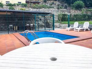 Bazén v ubytování El Jardí Casa rural ideal para familias y grupos nebo v jeho okolí