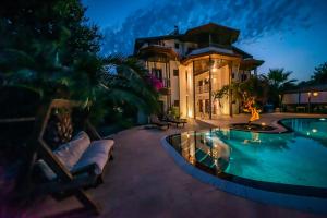 une villa avec une piscine la nuit dans l'établissement Murat Pasha Mansion, à Dalyan