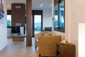 Televízia a/alebo spoločenská miestnosť v ubytovaní Villa de vacaciones con encanto El Serrat