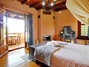 Un dormitorio con una cama, un televisor y una mesa. en Villa Galania Armeni Crete, en Arménoi 34 fotos más