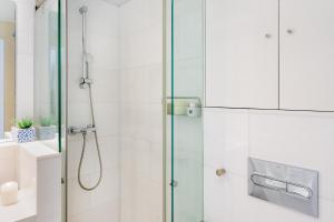 Bilik mandi di Kronos on the beach Suite 2