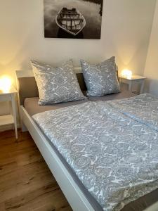 1 cama con 2 almohadas en una habitación en Deichappartement-Brüggen en Brüggen