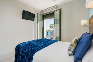 Säng eller sängar i ett rum på Kronos on the Beach suite 3