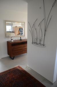 La salle de bains est pourvue d'un lavabo et d'un miroir. dans l'établissement 360 Grad - the view, à Ilsfeld