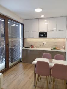 Dapur atau dapur kecil di Apartman Borovi Divčibare