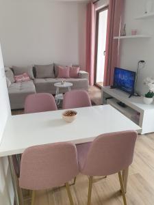 Televisyen dan/atau pusat hiburan di Apartman Borovi Divčibare