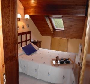 a bedroom with a large bed with a window at Apartaments El Tarter in Erill la Vall