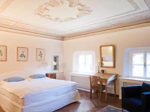 Ein Bett oder Betten in einem Zimmer der Unterkunft Historic Hotel Chesa Salis