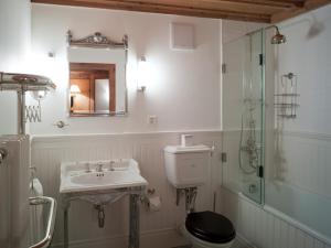 A bathroom at Historic Hotel Chesa Salis