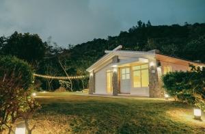 ein kleines Haus mit Lichtern im Hof in der Unterkunft Linwu 05 墾丁包棟民宿 in Eluan