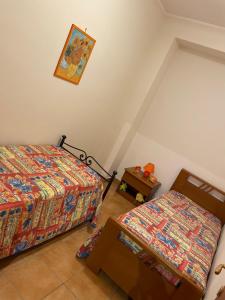a bedroom with two beds and a table at La casa di Angy in Terrasini