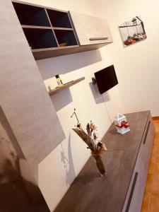 Una sala de estar con una mesa y un televisor. en La casa di Angy, en Terrasini