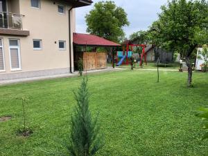 KonskaVilla Jerman的一个带游乐场和房子的庭院