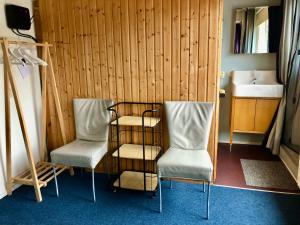 A seating area at Woning tussen bos en water