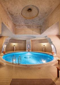 a large hot tub in a room with a ceiling at Uchisar Kaya Otel in Uchisar