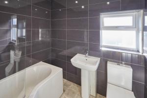 a bathroom with a sink and a toilet and a bath tub at Host & Stay - Woods Yard in Skelton