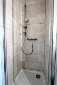 ヴェニングシュテットにあるAm-Friesenringのバスルーム(シャワー、シャワーヘッド付)