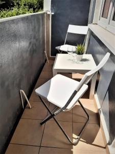 mały biały stół i krzesła na balkonie w obiekcie Apartament blisko morza - Yellow Stone w Gdańsku