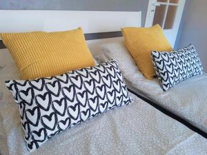 łóżko z dwoma poduszkami na nim z dwoma w obiekcie Apartament blisko morza - Yellow Stone w Gdańsku