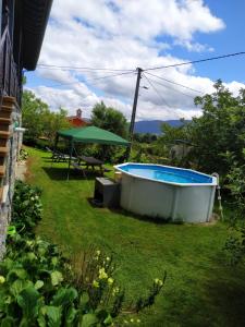 Bazén v ubytování Viviendas vacacionales La Casona de Tresniñin nebo v jeho okolí