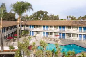 an aerial view of a hotel with a pool and palm trees at Motel 6-Camarillo, CA in Camarillo